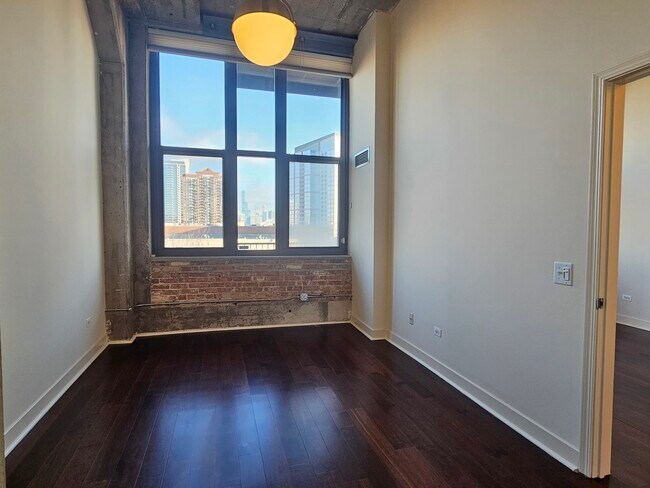 Building Photo - 320 E 21st St