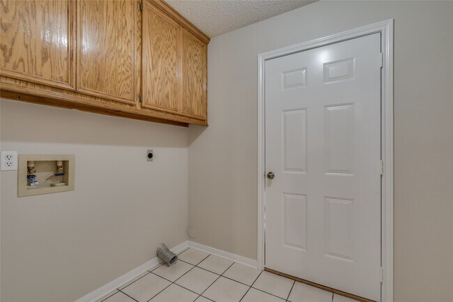 Building Photo - 2460 Pebblebrook Cir