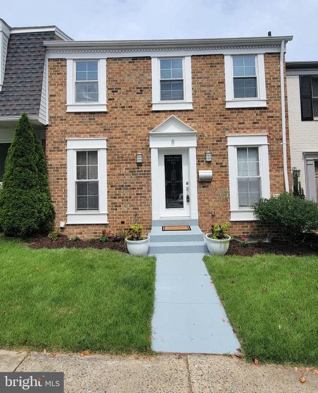 Building Photo - 8 E Darby Ct