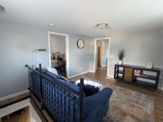 Building Photo - Beautifully renovated 3 bedroom furnished ...