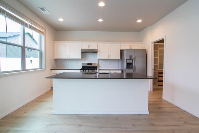 Building Photo - ***Coming Soon June 1st, 2026***Modern 4 bed 2.5 bath near the Fairways Golf Course, Amazon and F...