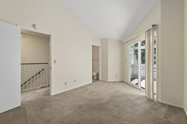 Building Photo - Beautiful 2-Bedroom 2.5Bathroom Mountain View Townhome