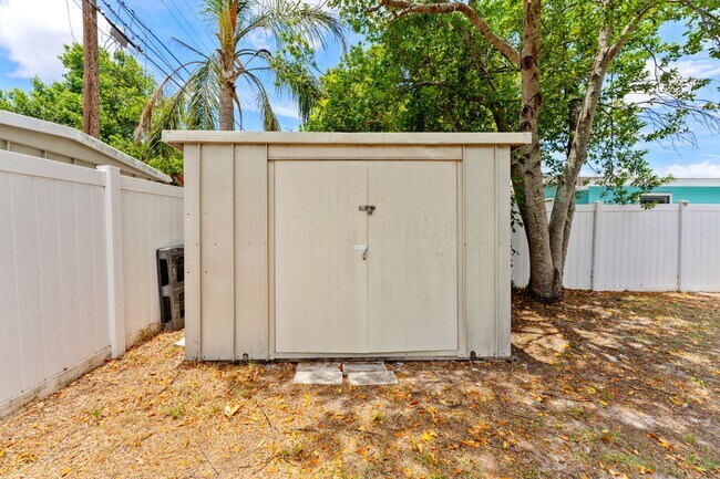 Building Photo - Stunning 3 BR/2 BA home in Heart of St. Pete!