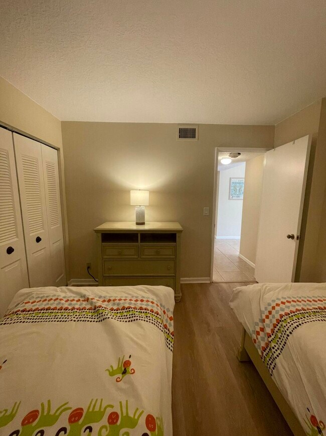 Building Photo - 450 Egret Cir