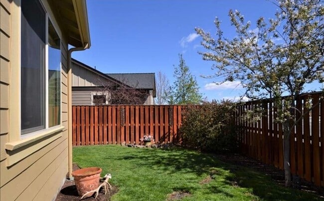 Building Photo - Stunning 4-Bedroom in Redmond's beautiful Fairhaven Neighborhood!