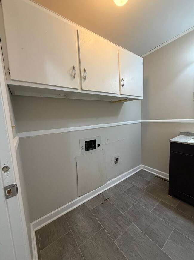 Building Photo - 3 Bedroom in Frankfort!