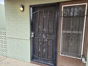 Building Photo - 902 E Southern Ave