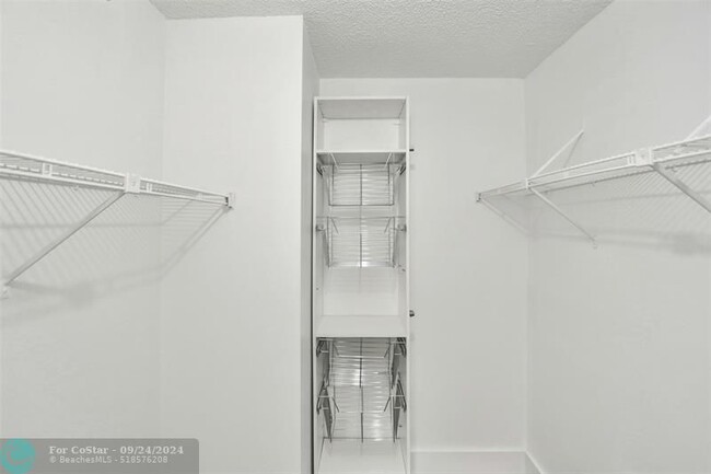 Building Photo - 105 Lake Emerald Dr