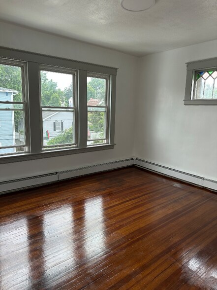 Primary Photo - 219 Bond St