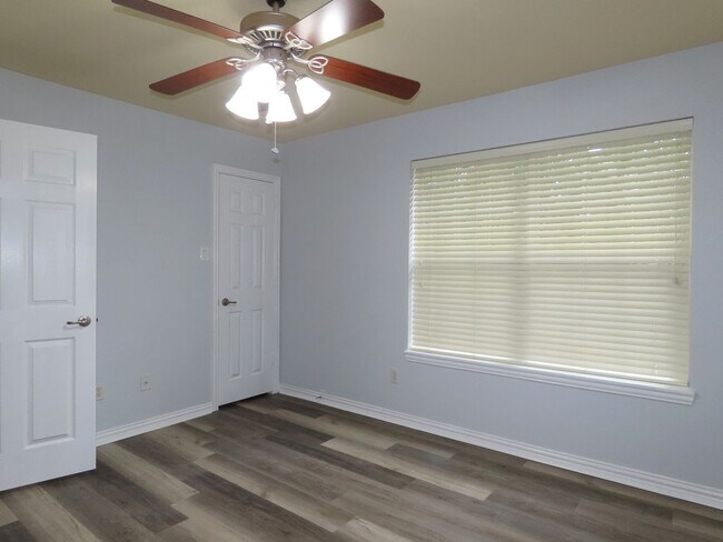 Building Photo - South Tyler, Stunning 4 Bedroom. 3.5 Downs...