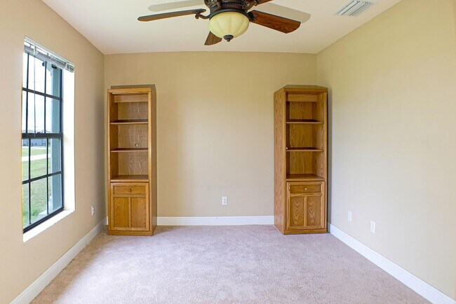 Building Photo - Beautiful 3 beds 2 bath 2-story home overv...
