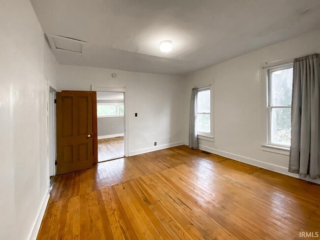 Building Photo - 1003 W 11th St