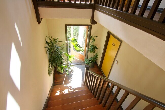 Building Photo - 846 Sanborn Ave