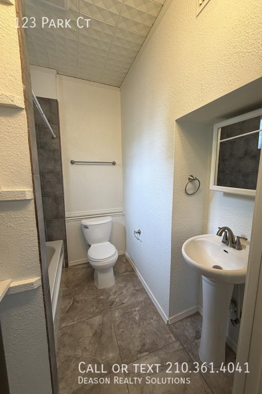 Building Photo - 123 Park Ct