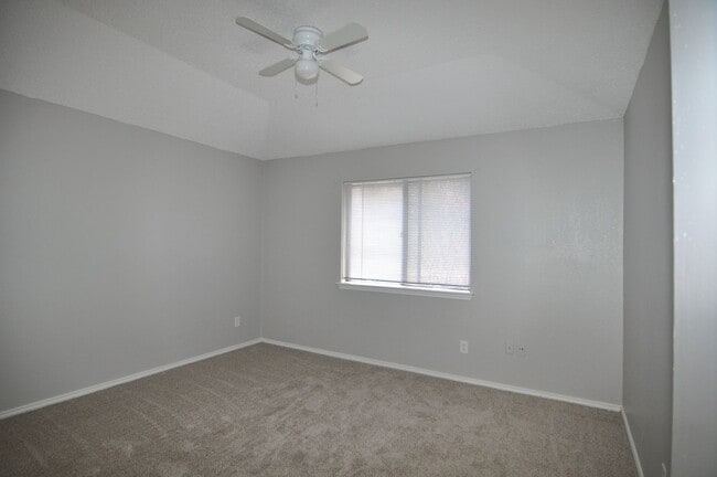 Building Photo - Spacious 4-Bedroom, 2-Bathroom Townhome in Grand Prairie!