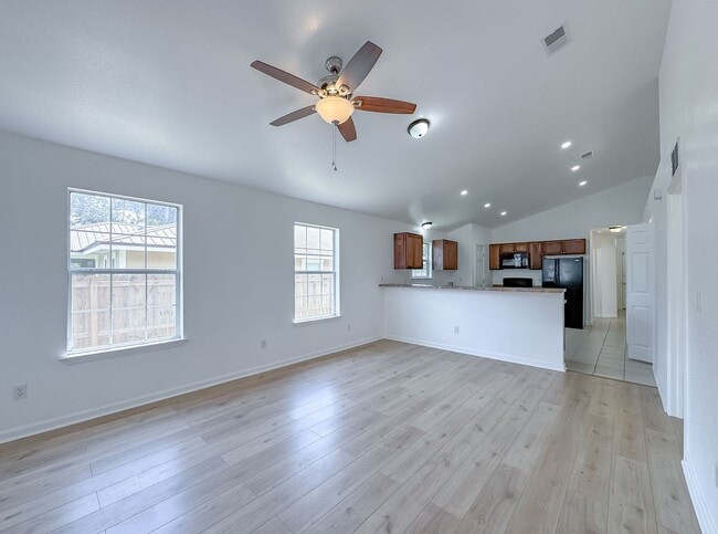 Building Photo - Renovated 3/2 House w/ New Paint/Flooring,...