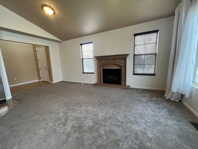 Building Photo - Stansbury Park Townhome with 3 Bedrooms