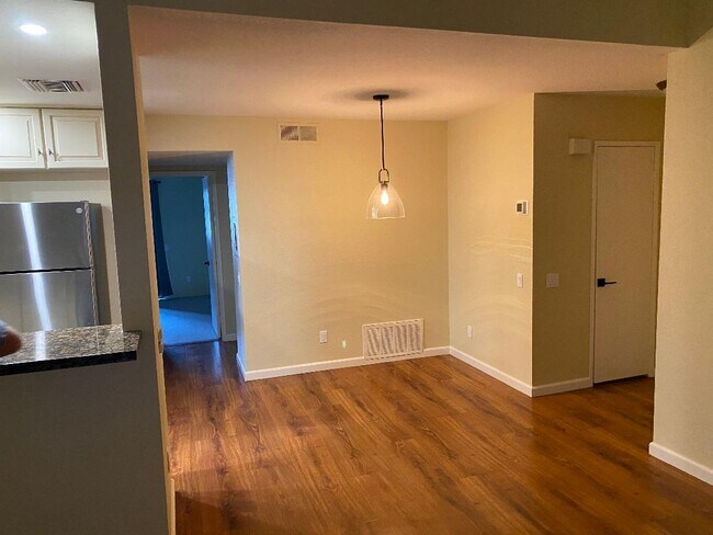 Building Photo - 291 E Mel Ave