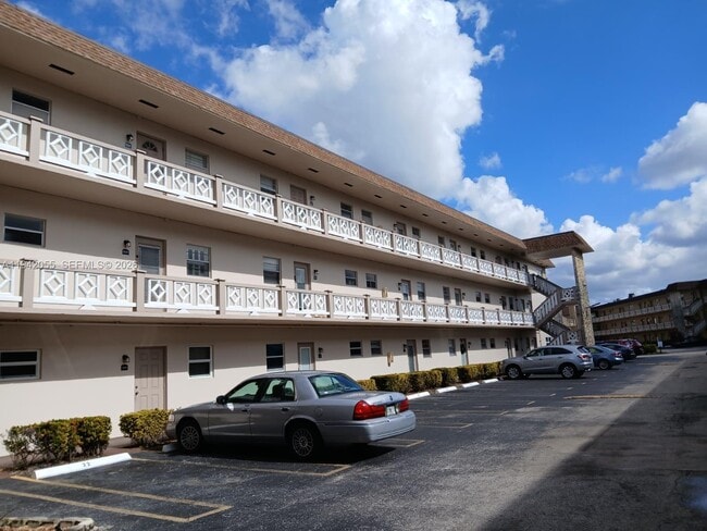 Building Photo - 5181 W Oakland Park Blvd