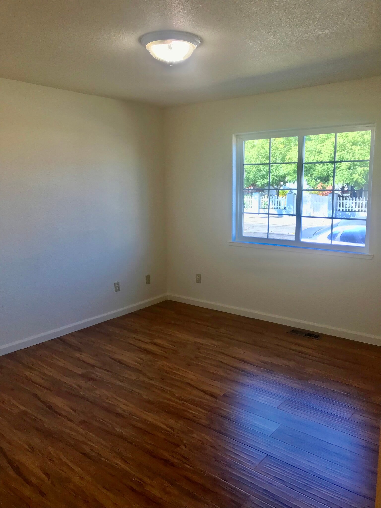 Large bedroom - 1601 E San Fernando St