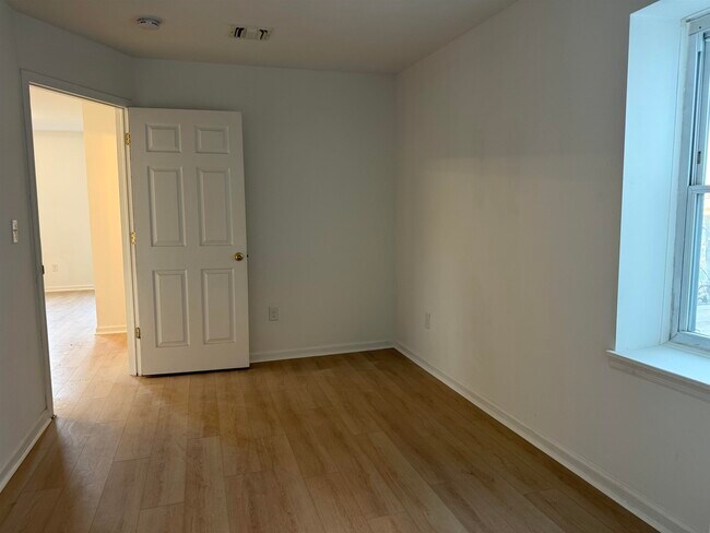 Building Photo - 9007 Riverside Pl