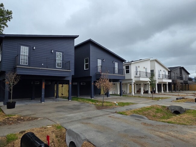 Building Photo - Brand New 3 Bed / 3.5 Bath Duplex Move-In Ready!