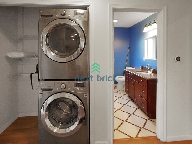 Building Photo - A beautiful 4 bed and 2 bathroom house for rent