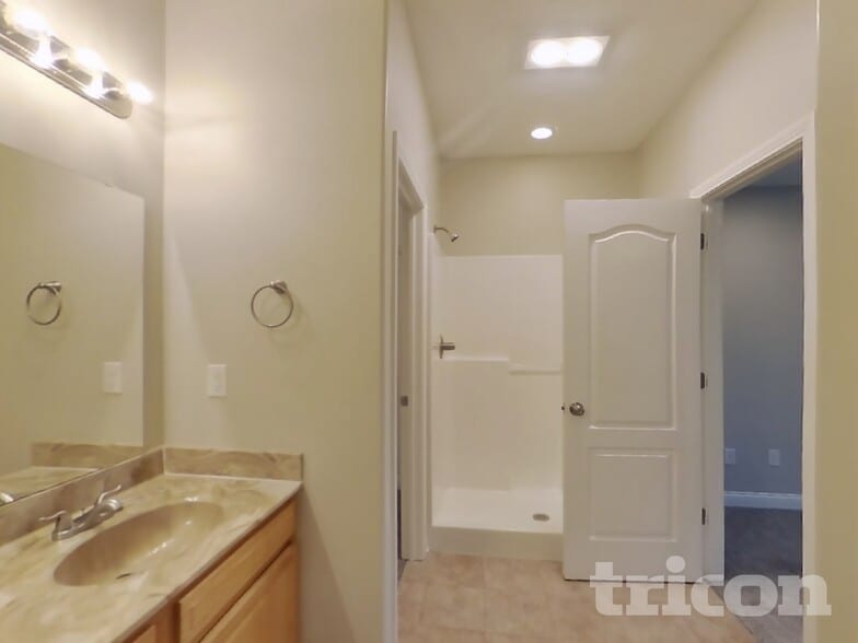 Building Photo - 4687 Bayview Dr