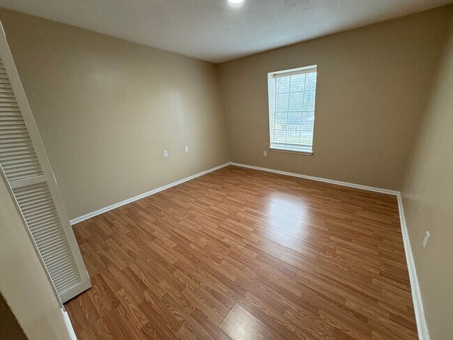 Building Photo - Rent Ready *** Cozy Condo in A Great Location***