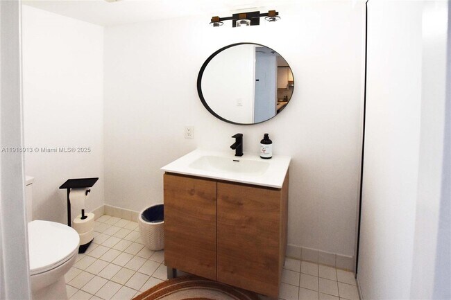 Building Photo - 540 Brickell Key Dr