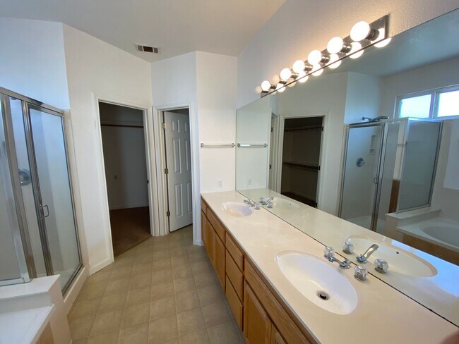 Building Photo - 566 Versailles Ln