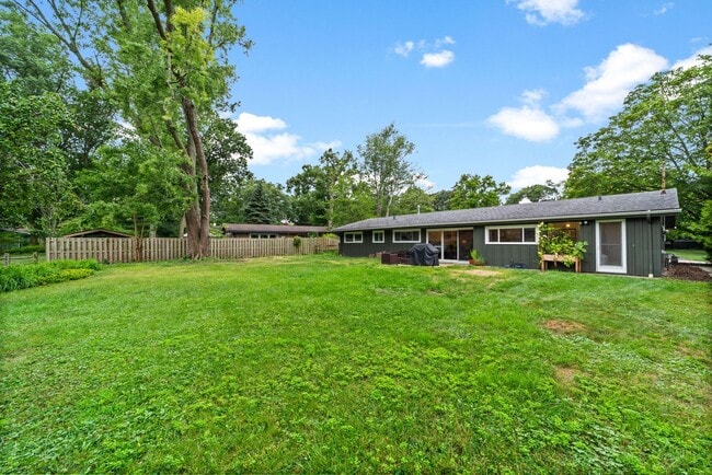 Building Photo - Fantastic 4-Bedroom with Updated Kitchen &...