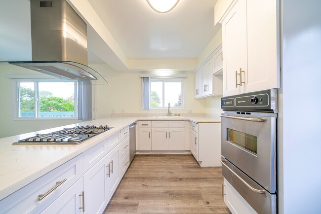 Building Photo - Valmonte 5 bedroom Beauty