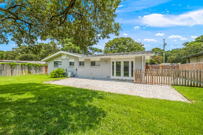 Building Photo - 302 Loruna Dr