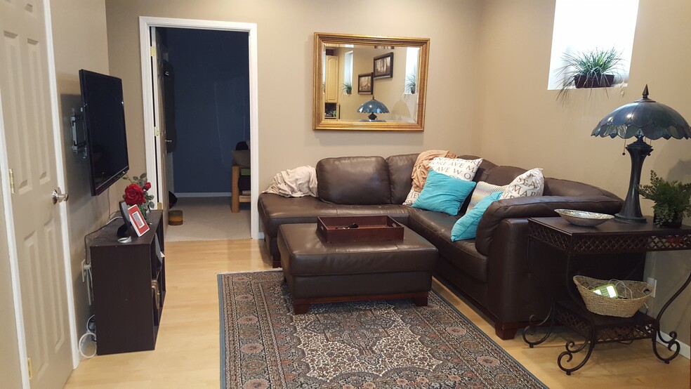 Living - 2412 Harriet Ave