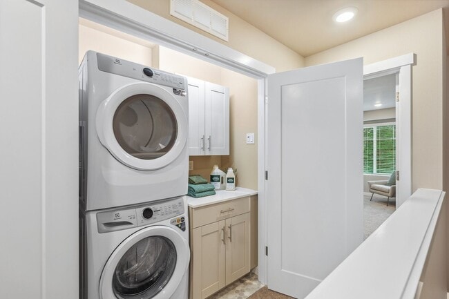 Building Photo - 3 Bed | 3.5 Bathroom | 1626 Sq Ft | $3,450