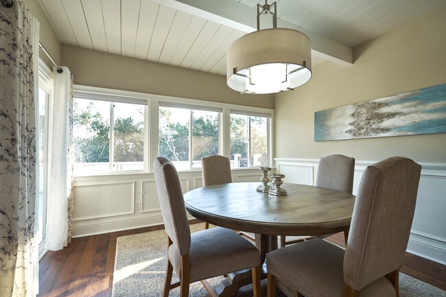 Aqua Terra 3 Bed, 2 Bath Dining - Aqua Terra Apartments