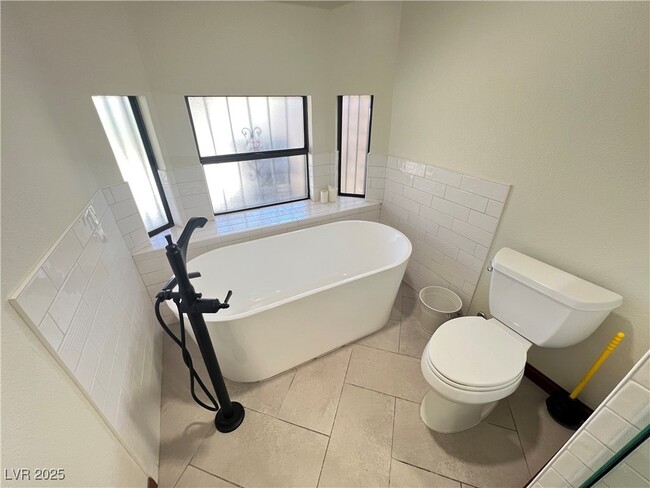 Building Photo - 5242 Dickens Dr