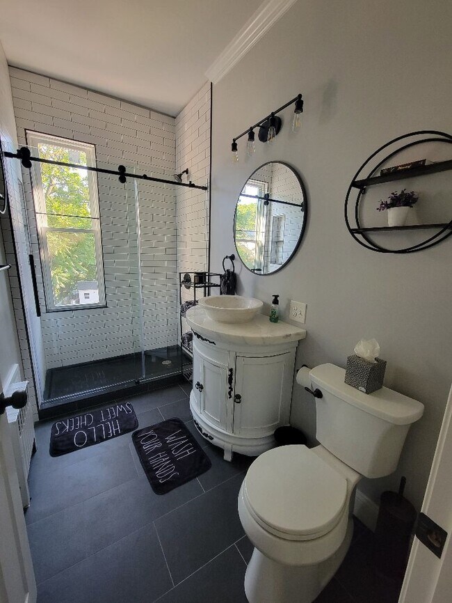 Building Photo - 107 Munroe St