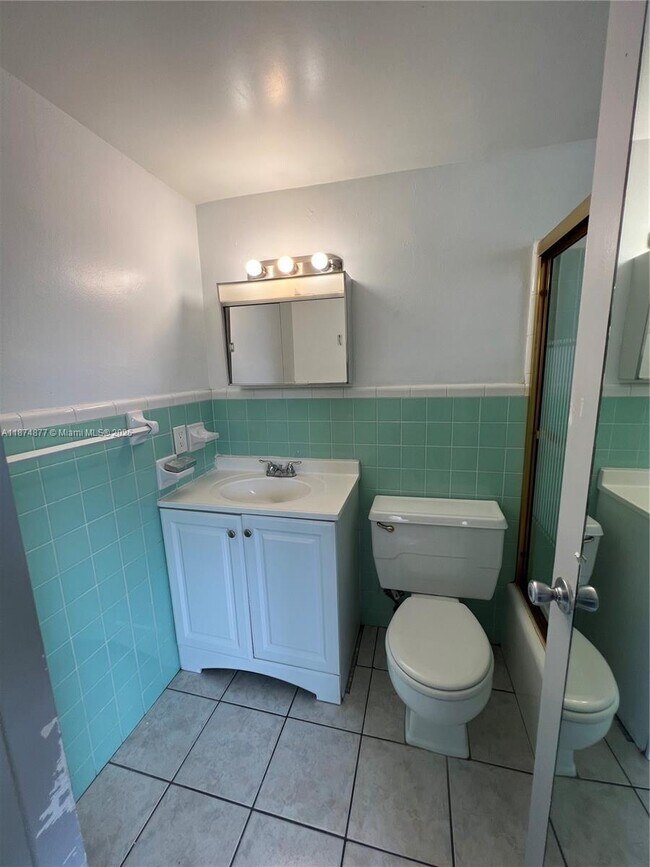 Building Photo - 465 S Royal Poinciana Blvd