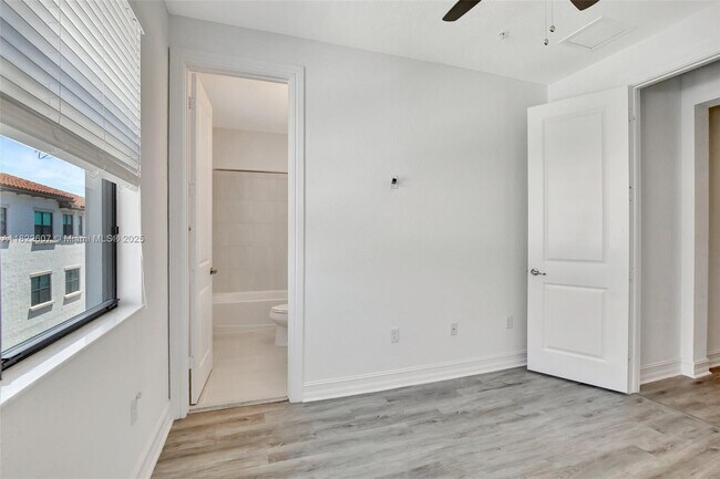 Building Photo - 11549 SW 13th Ct
