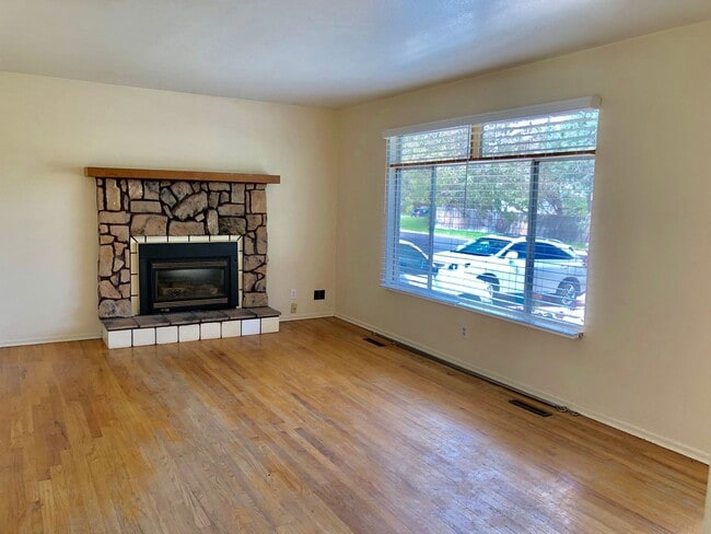 Building Photo - 3 Bed, 2 Bath Home with 2 Bonus Basement Rooms – Prime Location Near CSU | Available June 10th!