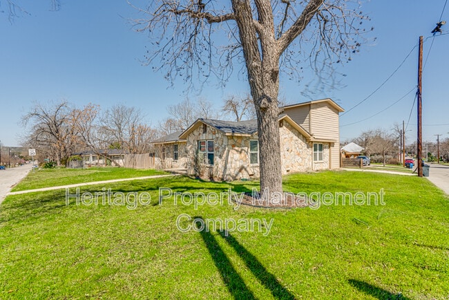 Building Photo - 479 S Sycamore Ave