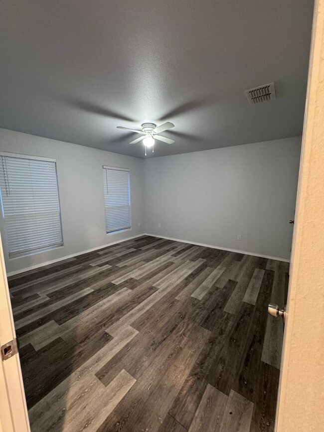 Building Photo - 1106 N Englewood Ave