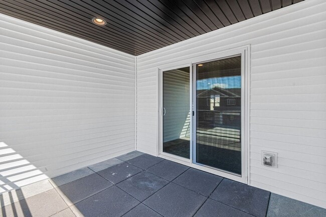 Building Photo - Wonderful 3 Bed Townhome with Large 2 Car ...