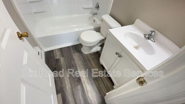 Building Photo - 1708 W Riverview Ave