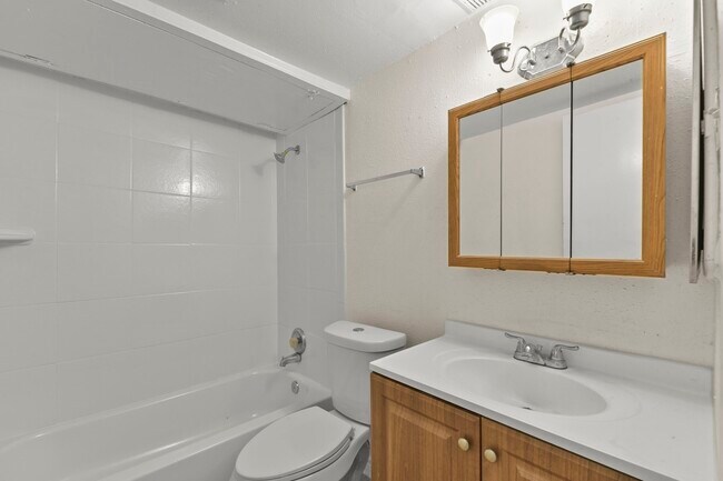 Building Photo - 1950 Spenwick Dr