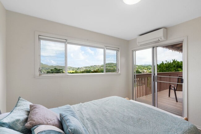 Building Photo - Stunning Lake View Townhome – 3 Bed, 2 Bat...