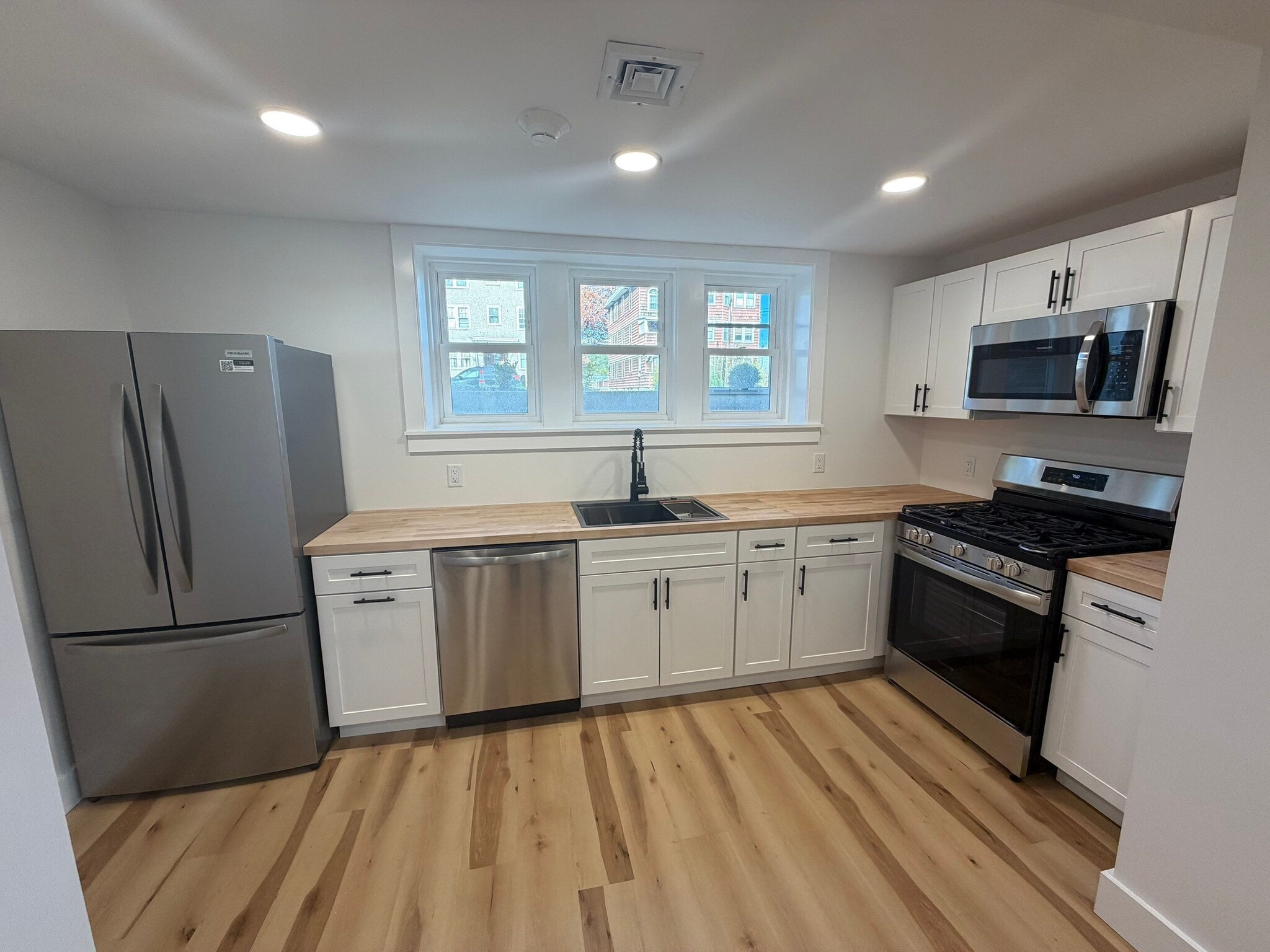 Building Photo - 255 Main Street