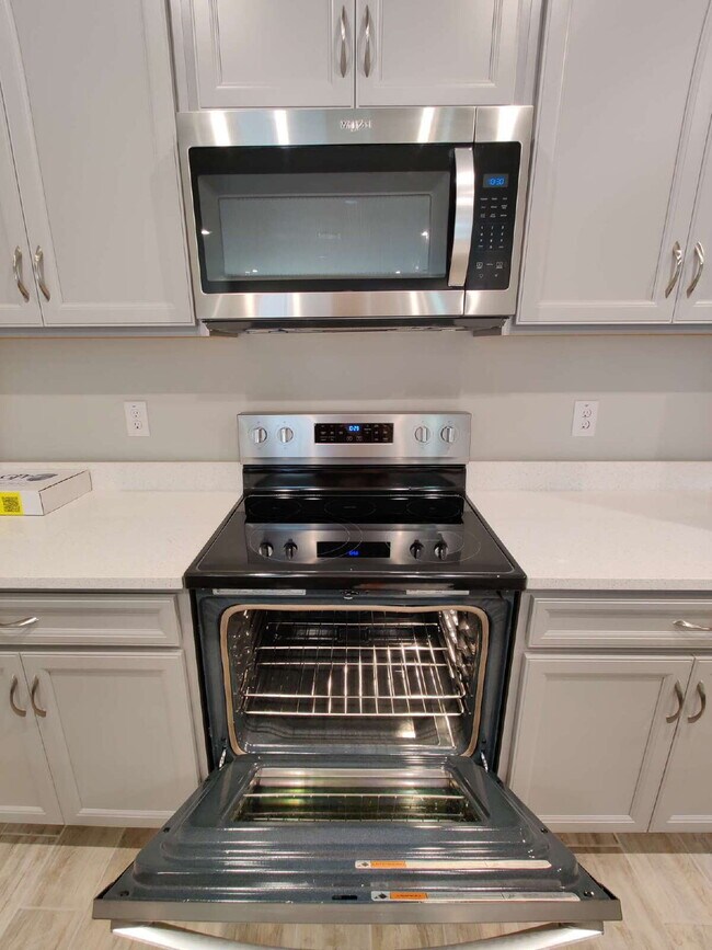 Building Photo - Beautiful 3-Bedroom Townhome in Gated Avea Pointe